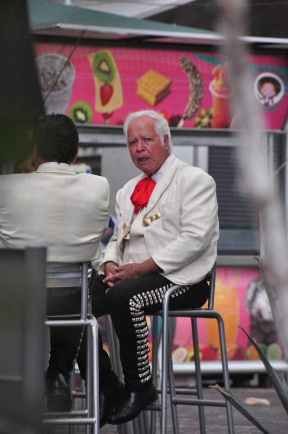 Mariachi descansa pela ausência de clientes, em Guadalajara, no México